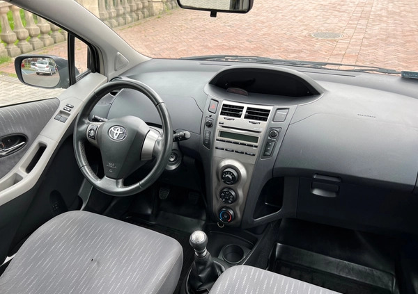 Toyota Yaris cena 15500 przebieg: 126000, rok produkcji 2009 z Pobiedziska małe 497